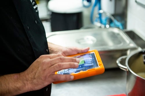 La digitalisation s'appuie la solution digitale d'Octopus pour la cuisine et sur le menu sur tablette en salle de TastyCloud pour informer les clients sur l'origine des produits
