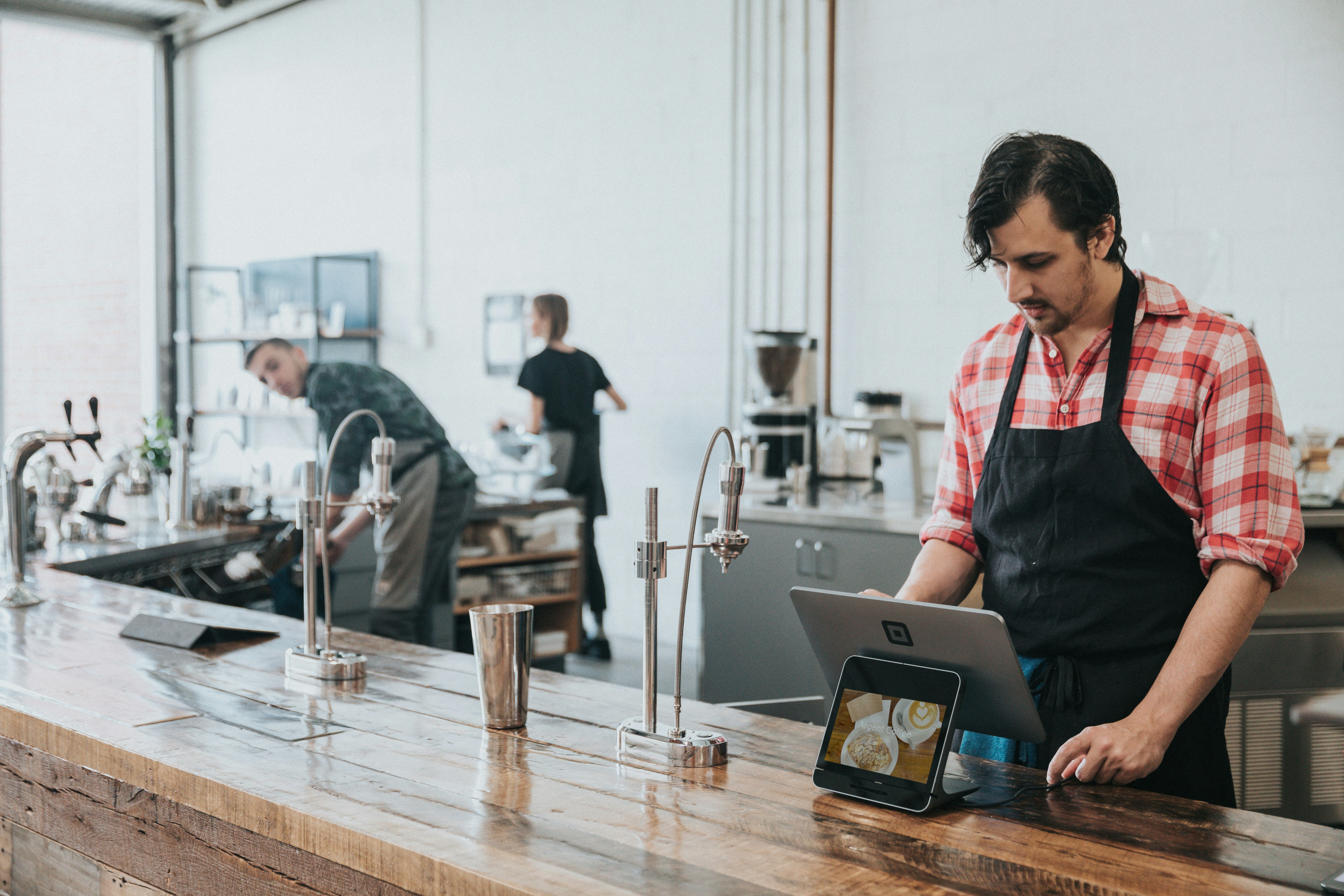 L’hôtellerie et la restauration en 2025 : l’intégration des technologies pour une expérience client fluide