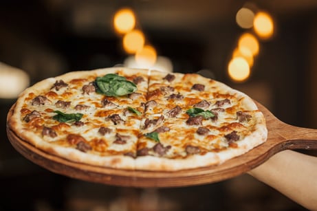 Maximisez vos ventes de suppléments en pizzérias : conseils pour un menu attractif en salle et en ligne